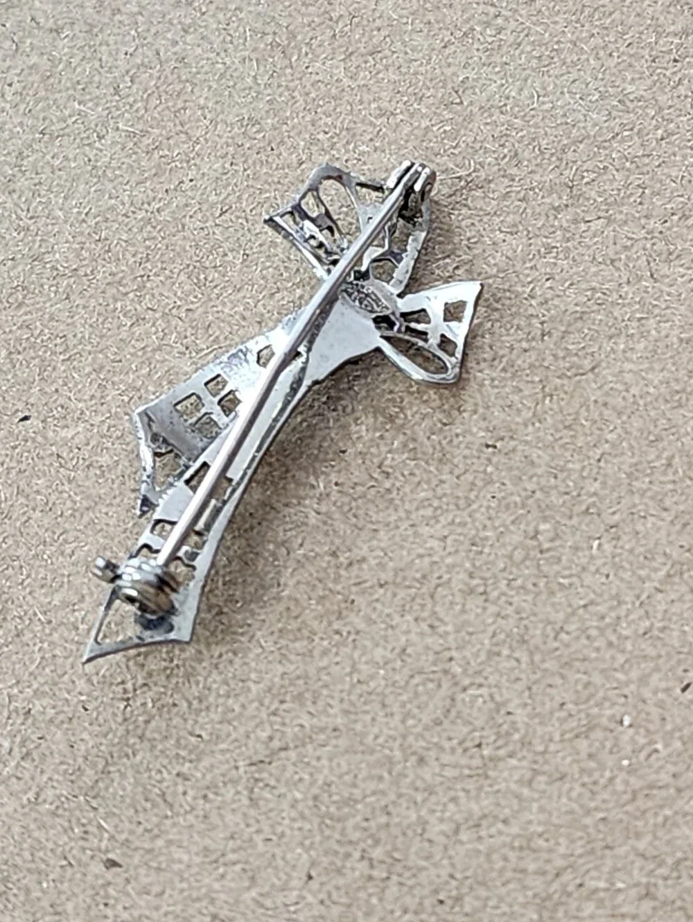 Sterling Silver Brooch Art Deco Green Stone Filigree Bow Dainty Delicate KB Mark